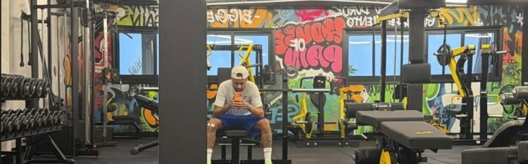 开云体育-练起来！内马尔社媒晒健身房内自拍照片